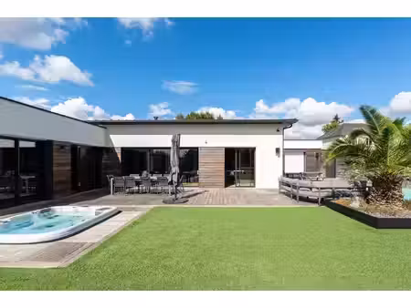 lumineuse contemporaine de plain-pied avec piscine et spa