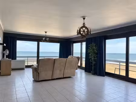 appartement de coin avec vue frontale sur la mer