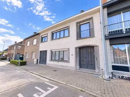 maison très spacieuse avec 4 chambres  jardin et garage
