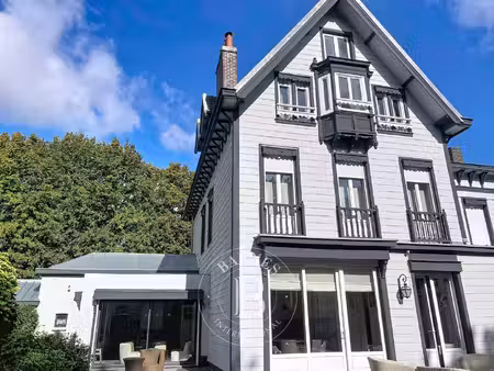 maison de luxe à vendre dans le quartier sainte helene