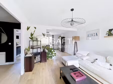 intérieur rénové avec goût  jardin accuillant et spa