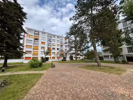 f2 situé en centre-ville