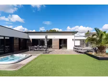 lumineuse et confortable contemporaine de plain-pied avec piscine et spa