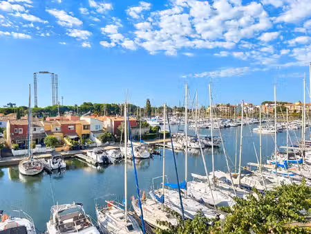2 pièces à rénover avec parking privé et vue port