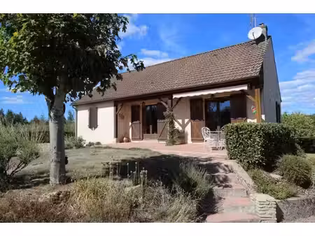 pavillon sur 1344 m² de terrain avec piscine carrelée de 4 x 8 m