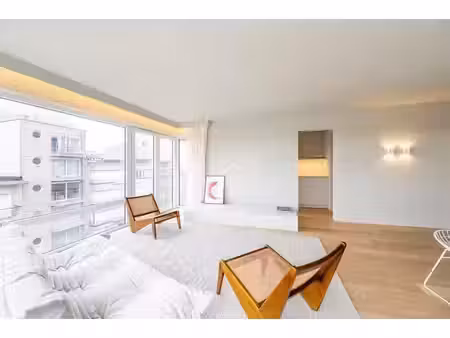 appartement élégamment rénové avec vue latérale sur la mer
