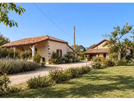casseneuil (47) ancien corps de ferme en pierre – 1 hectare  dépendances et beau potentiel
