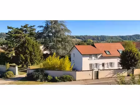 maiosn de 161 m2 habitables   sur terrain de 1178 m2.