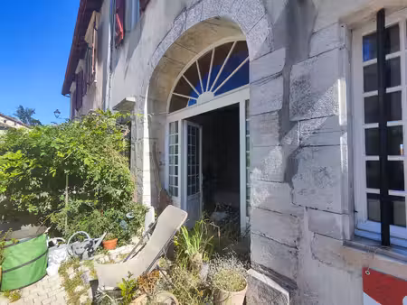 charmante maison familiale datant de 1860  située dans une ville historique proche de la c