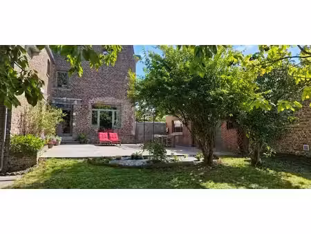 maison familiale rénovée avec jardin arboré et piscine