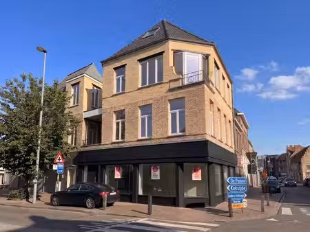immeuble avec 2 appartements rénovés et boutique à furnes.