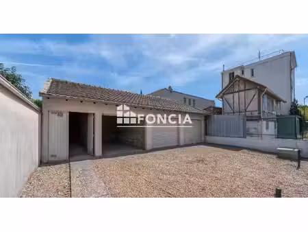 parcelle avec trois boxs