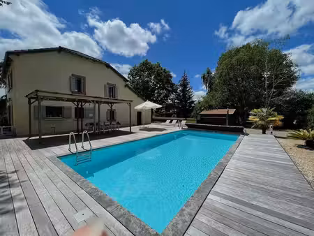 ancien presbytère avec piscine et étang entièrement rénové sur un terrain de 3.882m2  vue.
