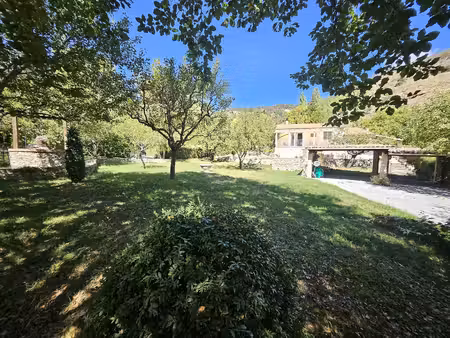 villa plain-pied + annexes sur terrain clôturé de 1870 m2