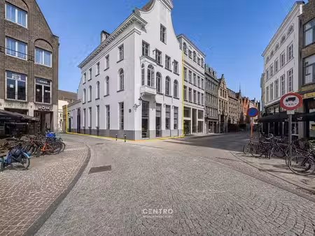 authentiek & volledig gerenoveerd (°2000) hoekpand (5 ver...