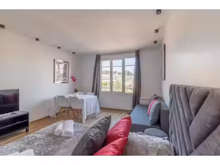 appartement rénové a proximite immediate de la gare & des comm