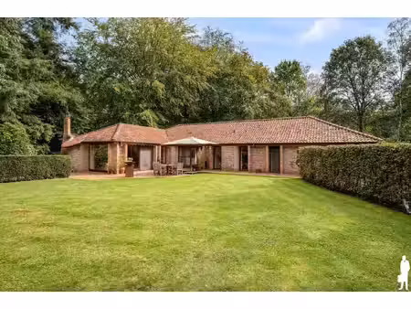 karaktervolle gelijkvloerse villa op ca. 2.000 m² in zeer rustige  gegeerde en autoluwe wi