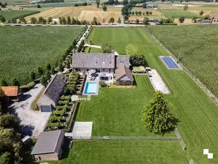 unieke eigendom omgeven door groen  met zwembad  bijgebouwen en meer dan 1 hectare grond t