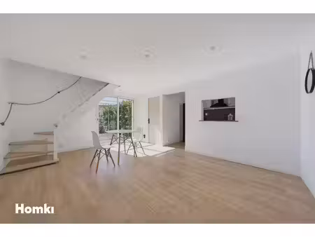 maison rénovée avec grand jardin  au calme
