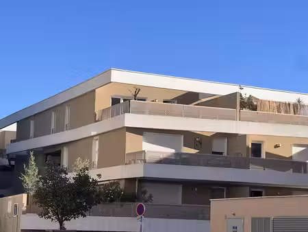 appartement t2 avec grande terrasse + garage fermé + dpe b à castelnau-le-lez