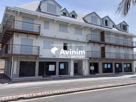 location commerce sainte-anne 97180 83m²