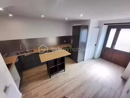 location meublée maison 4 pièces 62 m² à bagnols-en-forêt (83600)  825 €