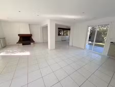 location maison 6 pièces 204 m² à saint-aubin-de-médoc (33160)  1 900 €