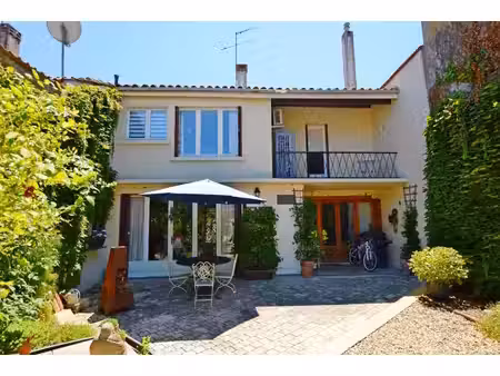 maison de village avec cour privée agréable