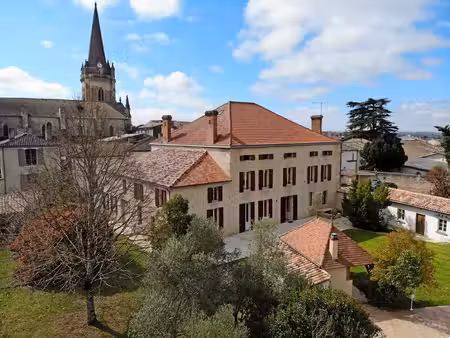 exceptionnel bâtiment en pierre au cœur du village