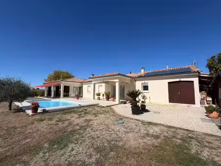 superbe maison de plain-pied avec piscine en charente-maritime