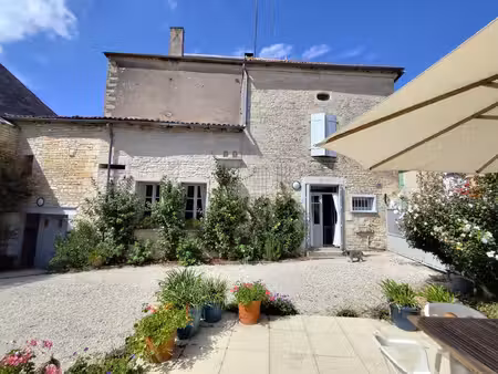 jolie maison de village de quatre chambres avec grand jardin et grange  au cœur de tusson