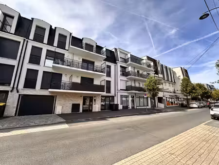 f2 avec jardin de 119 m2 proche gare rer e