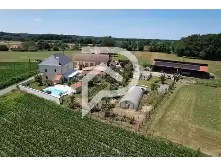 très belle propriété sur 1 8 hectare attenant.