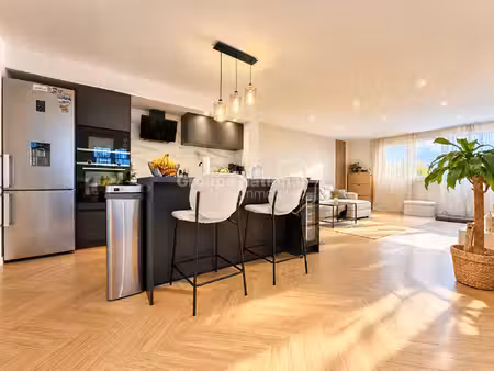 magnifique maison entièrement rénovée avec extérieur et grand garage !
