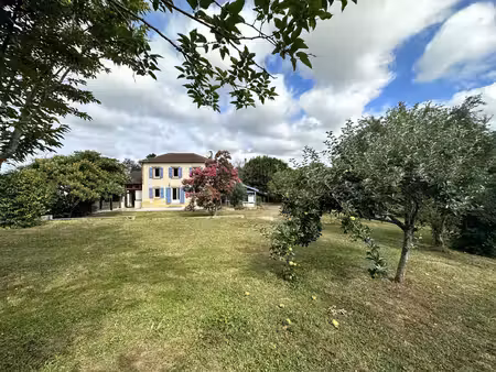 maison de caractère d'environ 184m² comprenant un gîte indépendant sur un terrain arboré e