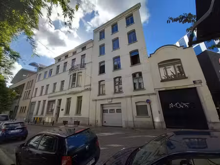 une propriété à usage mixte et hangar