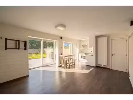 agréable studio avec un grand jardin et une terrasse à blan…