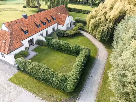 ferme exceptionnellement rénovée avec dépendance sur un dom