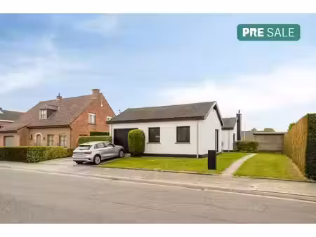 bungalow rénové à vendre à kuurne !