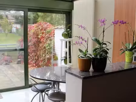 maison lumineuse avec grand jardin  idéalement située