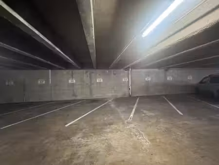 parking sécurisé paris 18e  métro 12  11 500 €
