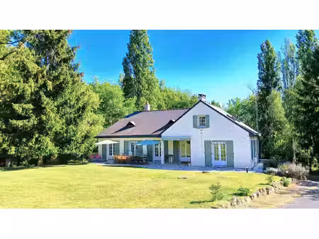 propriété avec piscine chauffée sur grand terrain