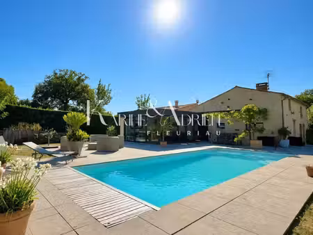 propriété de caractère avec 4 chambres  garage  préau et piscine.