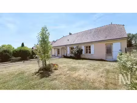 maison de plain-pied avec piscine et terrain de 1 900 m2 en