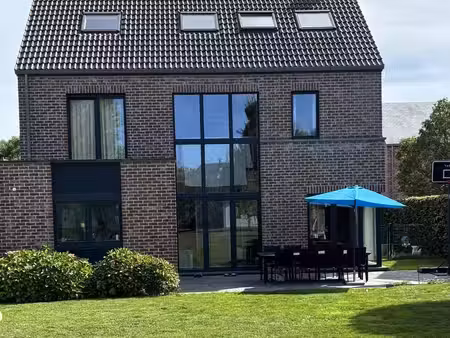 magnifique maison 4 façades dans le quartier