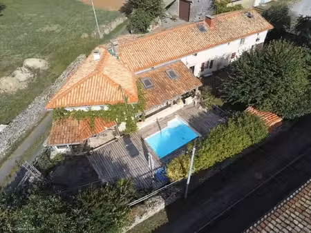 maison en pierre avec sa piscine chauffée et dépendances sur