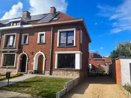 totaal gerenoveerde woning met 3 slaapkamers  tuin en opr...