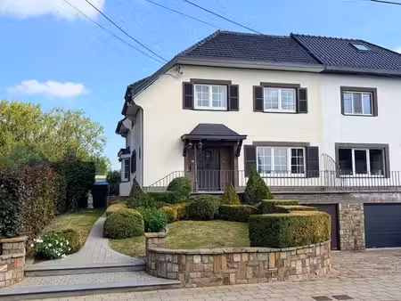 ruime halfopen woning met overdekt zwembad op topligging