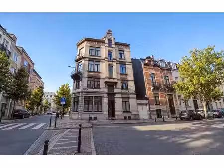 cinquantenaire: appartement 2 ch. très lumineux avec parking