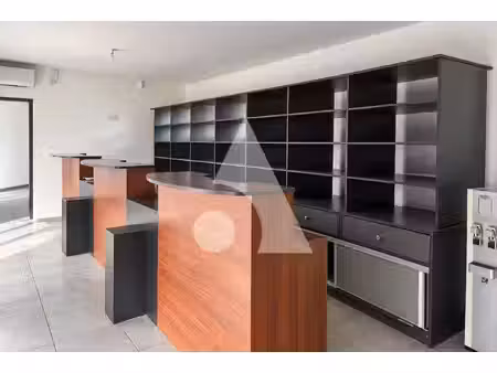 local commercial saint pierre 130 m2